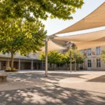 Cour d’école méditerranéenne ombragée